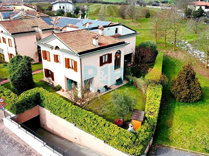 Casa con 10 locali in vendita in Via Gaetano Salvemini, Collebeato