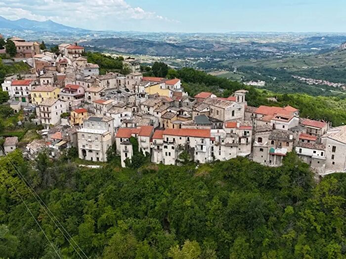 Appartamento con 9 locali in vendita in Via Municipio, Abbateggio