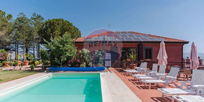 Casa con 8 locali in vendita in Via Guardiola Passopisciaro Snc, Castiglione Di Sicilia