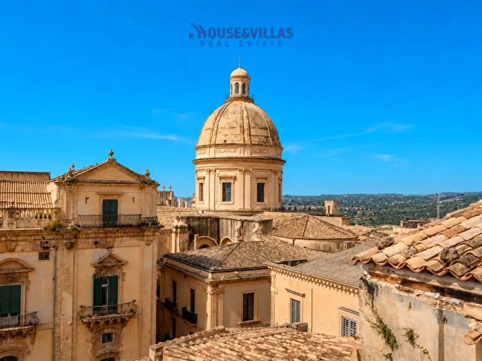 Casa con 14 locali in vendita in Via Bandiera, Noto