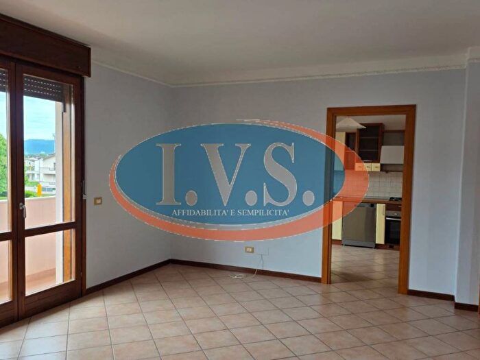 Appartamento trilocale in affitto in Via Roma, Centro, Torri di Quartesolo