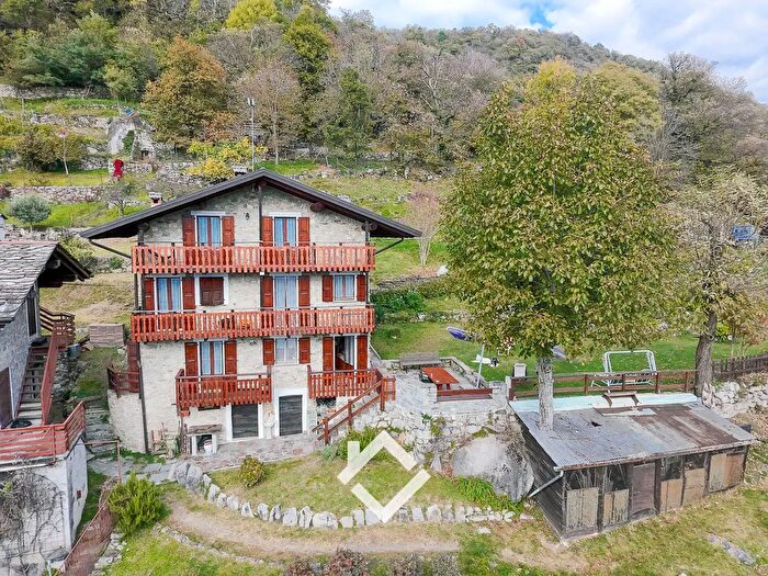 Casa con 5 locali in vendita in Civo