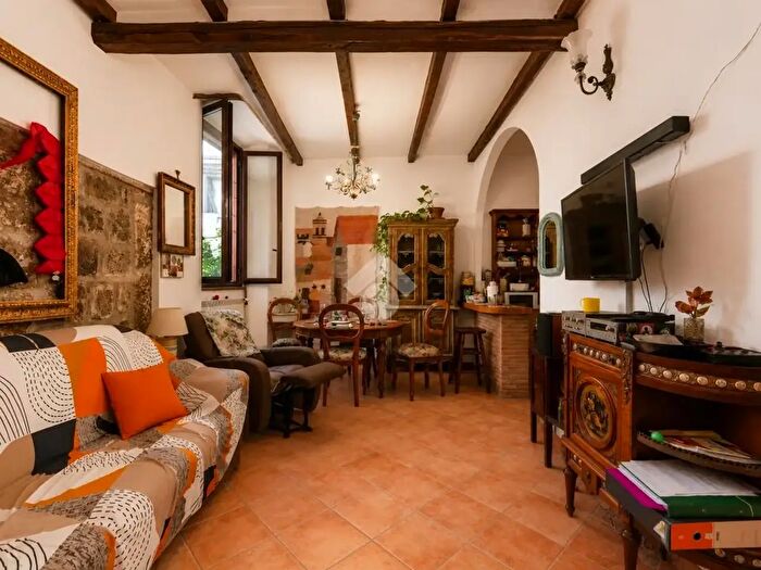 Appartamento trilocale in vendita in Via Crochi, Viterbo