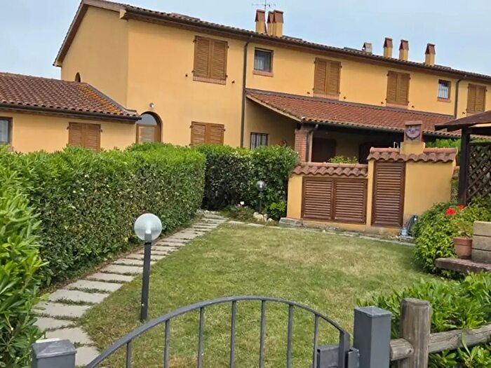 Casa bilocale in vendita in Cecina