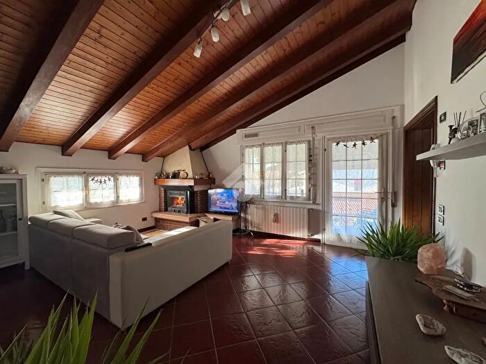 Appartamento con 7 locali in vendita in Via Alessandro Tandura, Tarzo