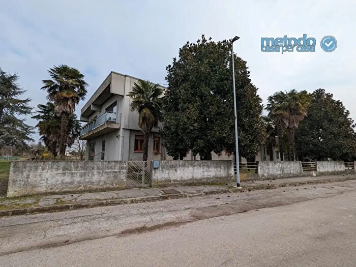 Casa con 5 locali in vendita in Gavello