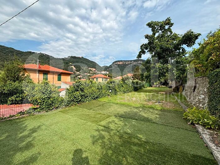 Appartamento con 5 locali in vendita in Via Calvisio, Finale Ligure