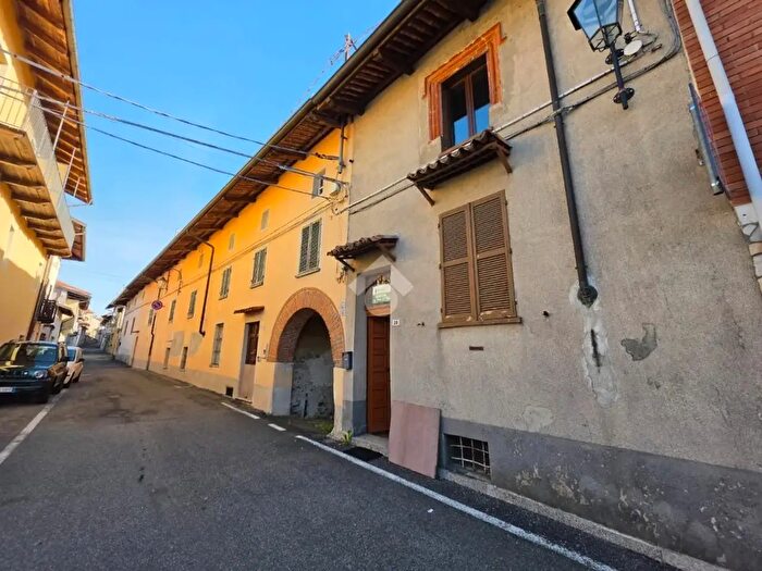 Casa con 8 locali in vendita in Via Roma, Magnano