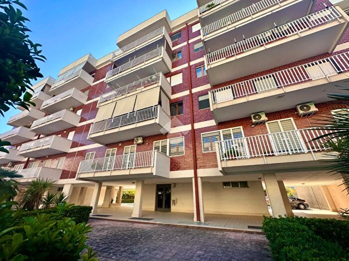 Appartamento con 5 locali in vendita in Via Michele Troisi, Bari