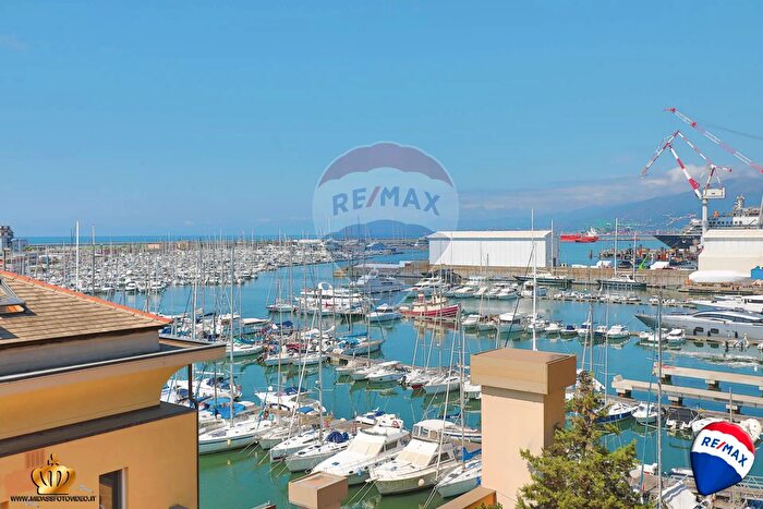 Appartamento trilocale in vendita in Via Cibrario, Genova