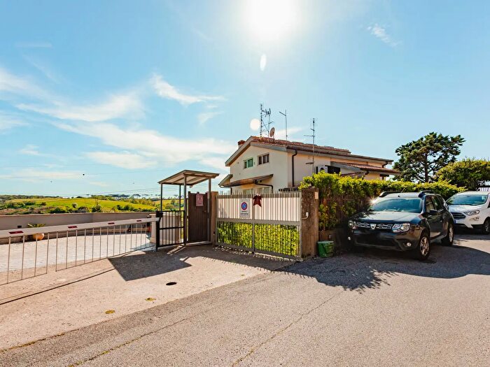 Appartamento quadrilocale in vendita in Via Budrio, Roma