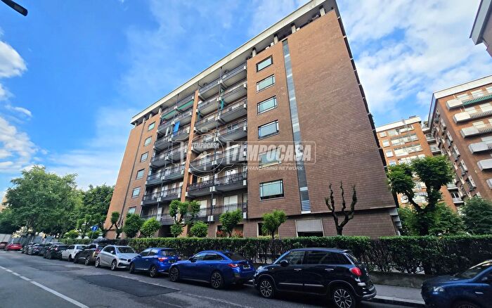 Appartamento con 5 locali in affitto in Via Ventimiglia, Torino