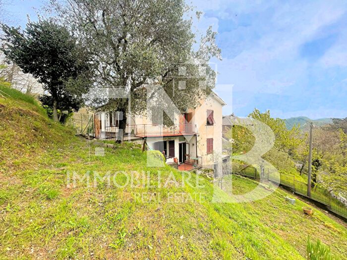 Casa con 14 locali in vendita in Frazione Pannesi, Lumarzo