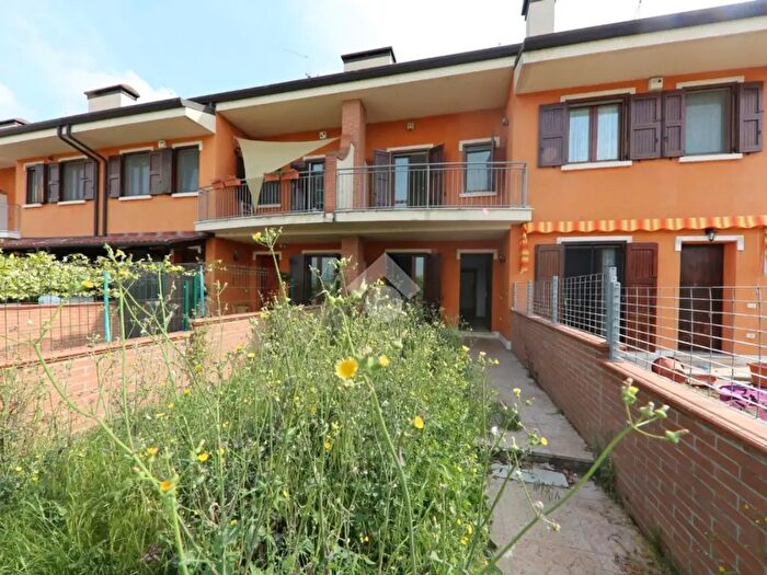 Casa con 5 locali in vendita in Via Solferino E San Martino, Roverbella