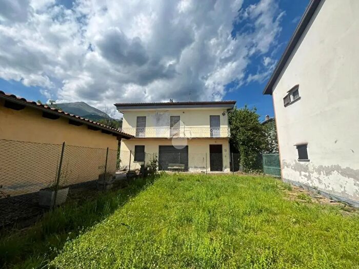 Casa con 9 locali in vendita in Via Cavour, Colleretto Castelnuovo