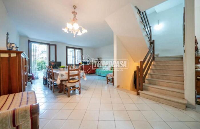 Casa con 6 locali in vendita in Via Einaudi, Reggio Emilia