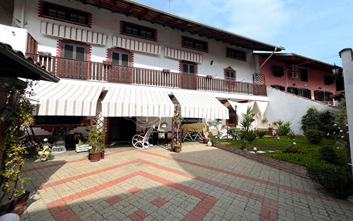 Casa con 6 locali in vendita in Via Toselli, Foglizzo