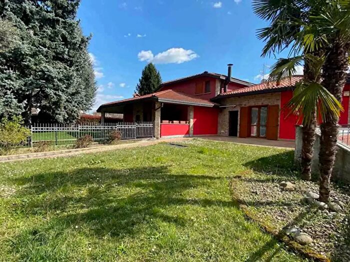 Casa con 6 locali in vendita in Via Carvisi a, Terno D'Isola