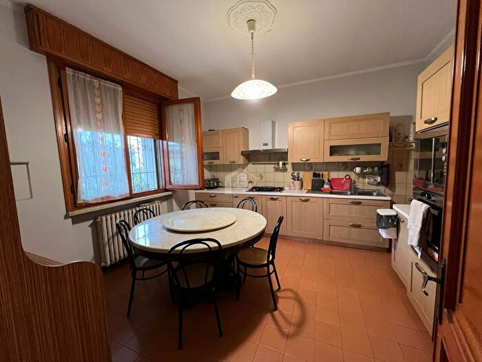 Appartamento con 8 locali in vendita in Suzzara