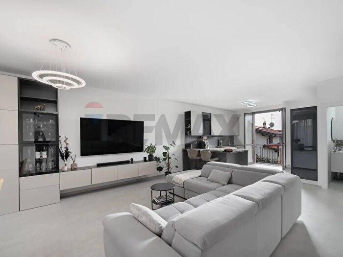 Casa quadrilocale in vendita in Via Pozzi, Triuggio