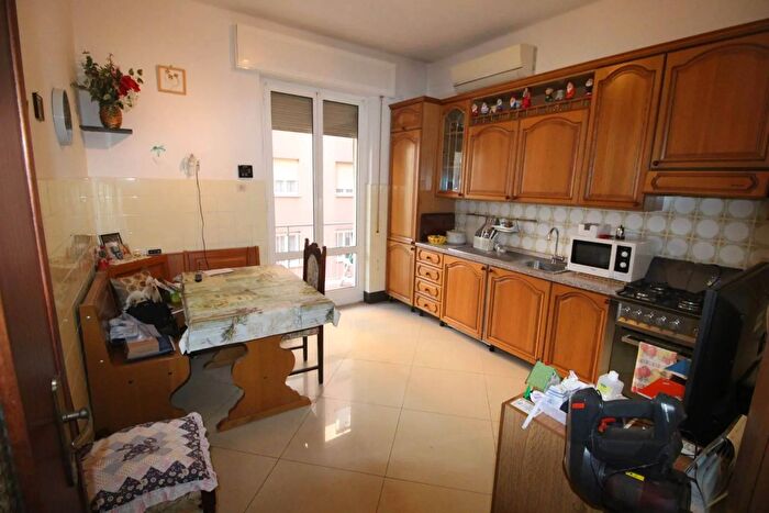 Appartamento trilocale in vendita in Via Taggia Genova, Genova