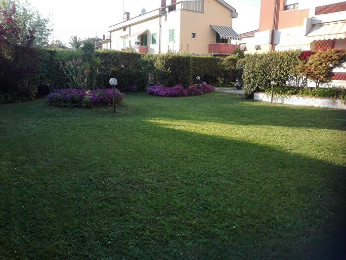 Appartamento con 5 locali in affitto in Rovinciale Avenza Sarzana, Carrara