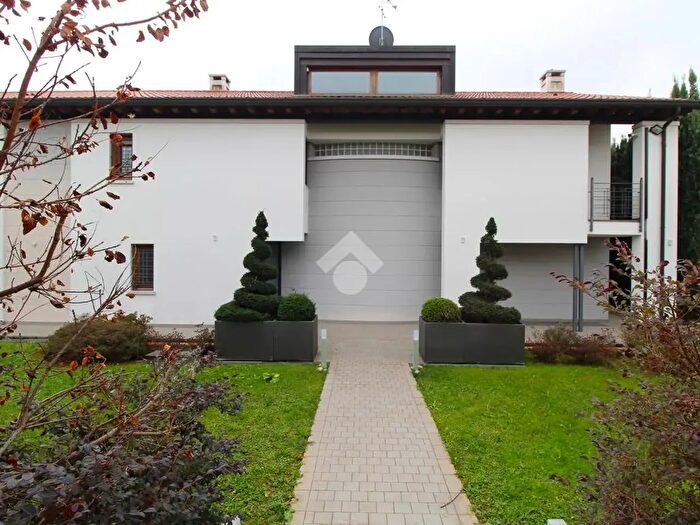 Casa con 11 locali in vendita in Via Ospedale, Montebelluna