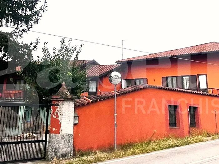 Casa con 15 locali in vendita in Via Rondissone, Mazze'