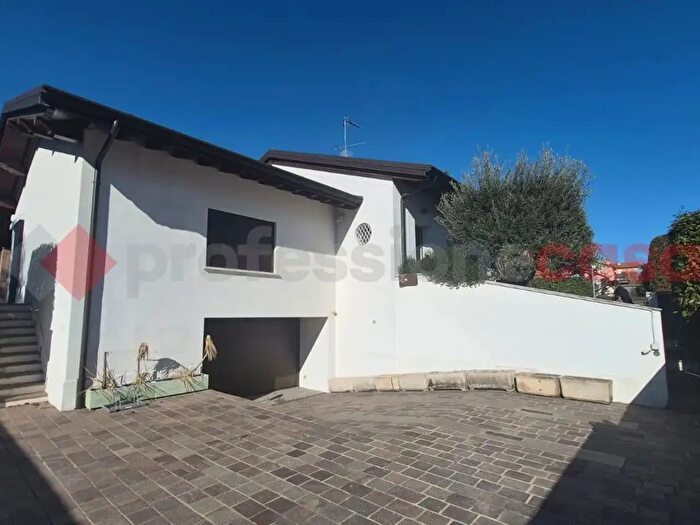 Casa con 5 locali in vendita in Via SantAntonio, Parabiago