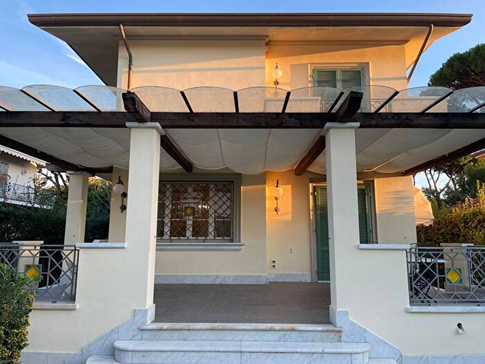 Casa trilocale in affitto in Via Giovanni Agnelli, Centro, Forte dei Marmi