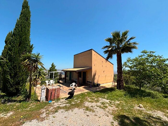 Casa con 8 locali in vendita in Via Giacomo Cusmano Caltanissetta, Caltanissetta
