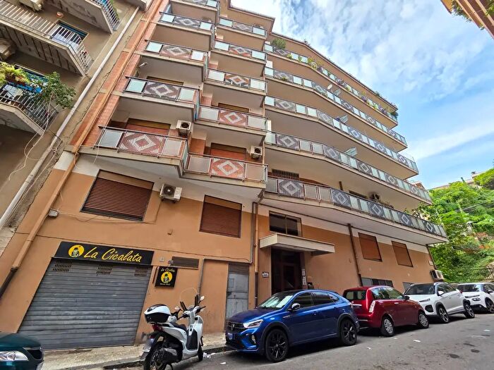 Appartamento trilocale in vendita in Via Pippo Romeo, Messina