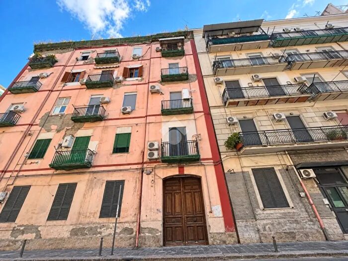 Appartamento trilocale in vendita in Via Parma, Napoli