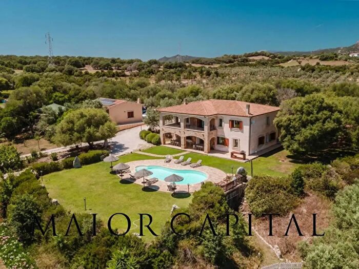 Casa con 12 locali in vendita in Olbia