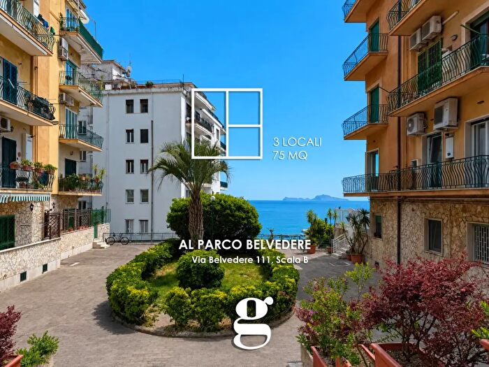 Appartamento trilocale in vendita in Via Belvedere, Napoli