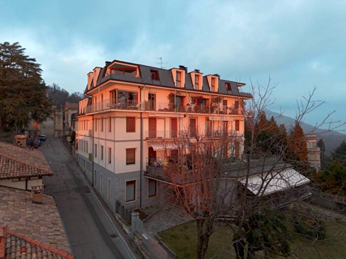 Appartamento quadrilocale in affitto in Viale del Santuario, Santa Maria del Monte, Varese