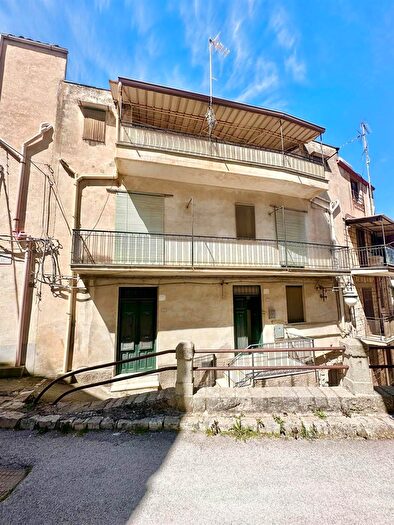 Casa con 9 locali in vendita in Chiusa Sclafani