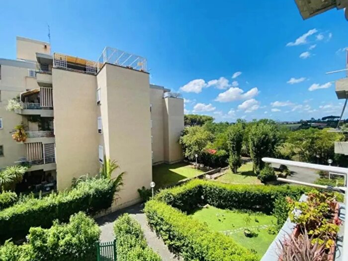 Appartamento con 5 locali in vendita in Via Poggio Verde, Roma