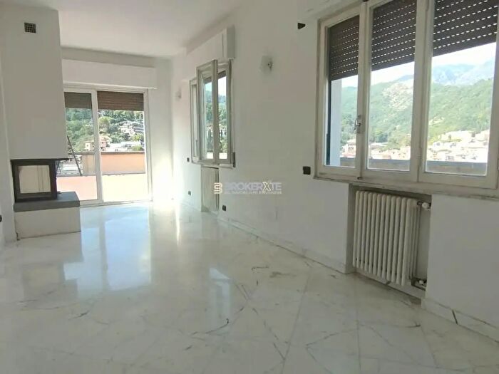 Appartamento con 10 locali in vendita in Carrara