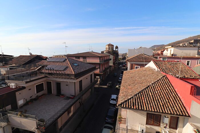 Appartamento bilocale in vendita in Via Garibaldi, Zafferana Etnea