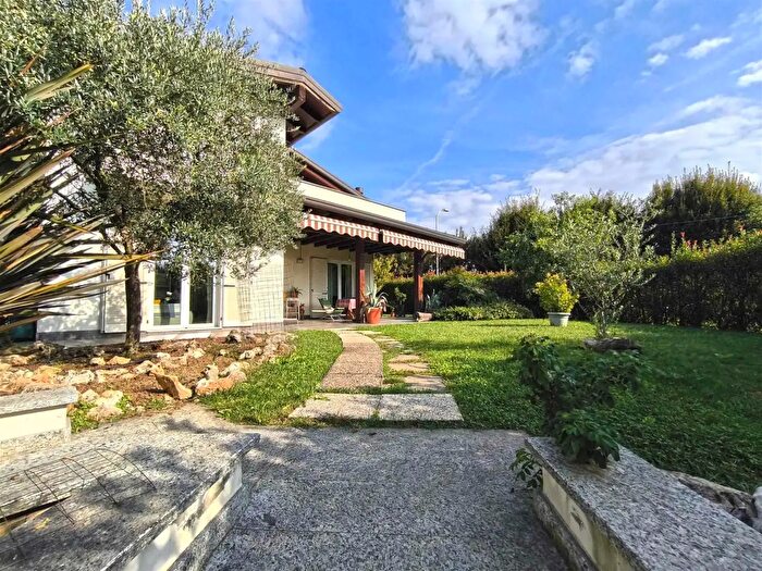 Casa quadrilocale in vendita in Via Costituzione, Cermenate