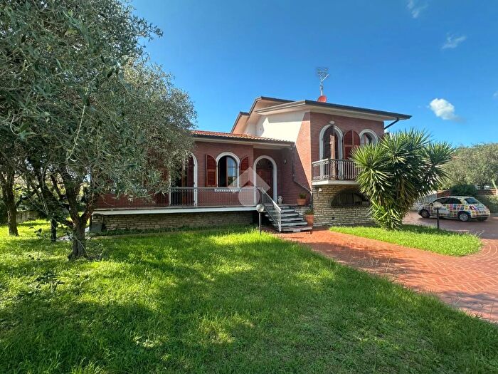 Casa con 6 locali in vendita in Via Larga, Luni