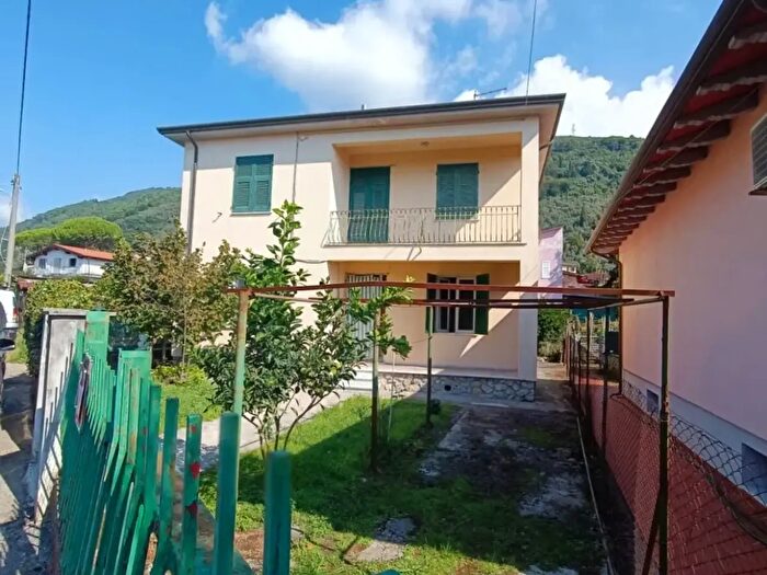 Casa con 5 locali in vendita in Massa
