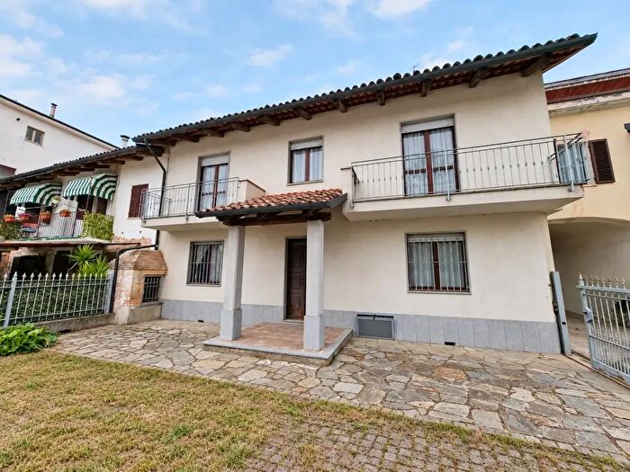 Casa con 6 locali in vendita in Via San Pietro, Govone