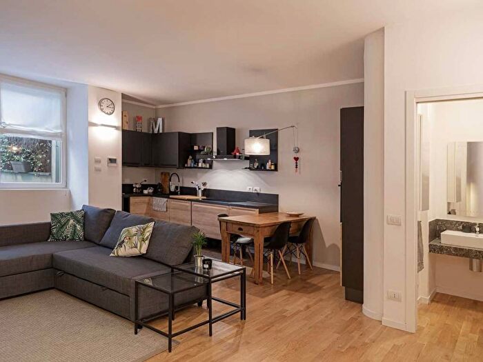 Appartamento trilocale in affitto in Via Savona, Giambellino, Milano