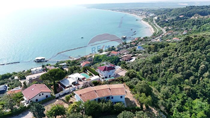 Casa con 8 locali in vendita in Contrada Piana Favaro, Rocca San Giovanni