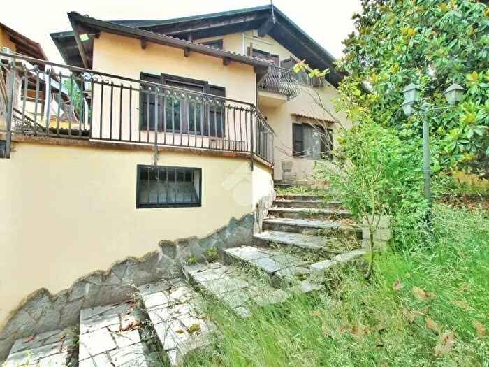 Casa con 8 locali in vendita in Via Vische, Moncrivello
