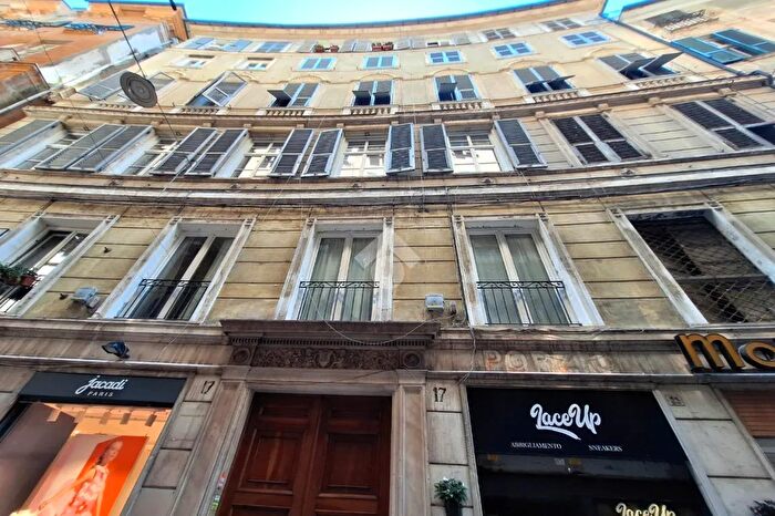 Appartamento quadrilocale in vendita in Via Luccoli, Genova