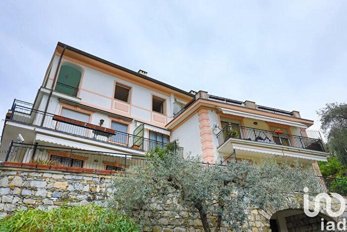 Appartamento con 11 locali in vendita in Via Privata Oliveta, Rapallo