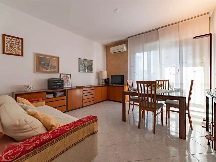 Appartamento trilocale in vendita in Via dei Larici, Milano